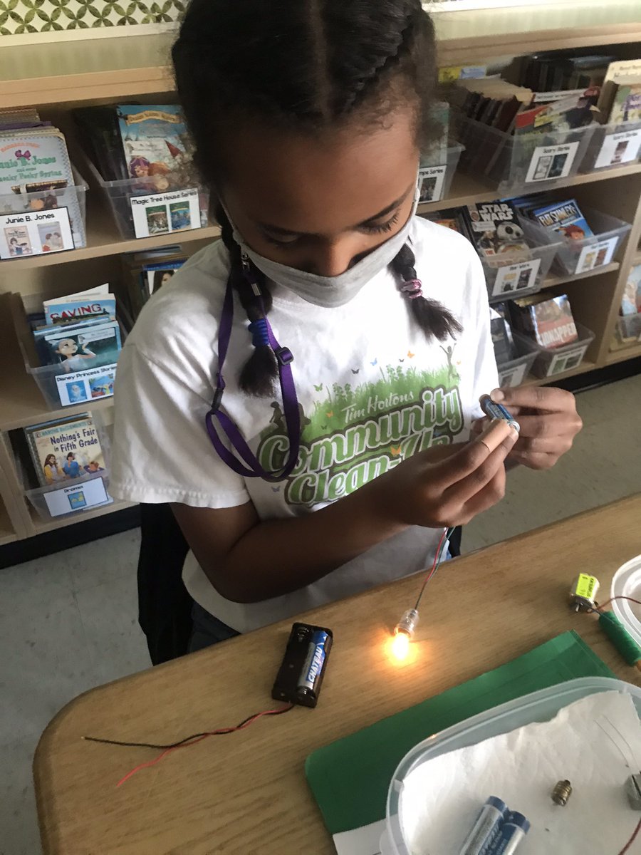 ShanahanGr2and3's tweet photo. “This is my favourite science unit I’ve ever experienced.” Today students wired parallel and series circuits. Many “lightbulb” moments. #HandsOnLearning #inquiryProcess @stjthunder https://t.co/Pm5PCieDKP