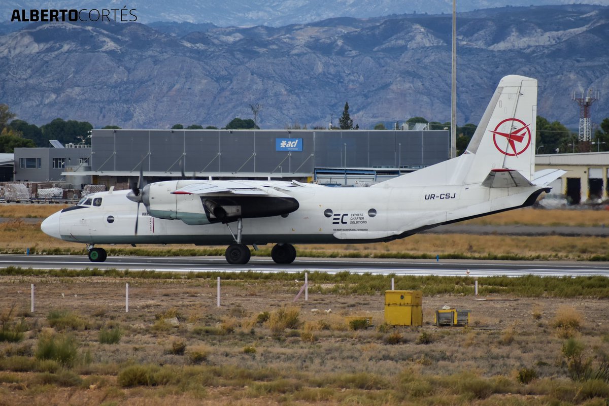 Este An26 no está visitando de forma frecuente últimamente. Fotos de la rodadura tras su primera visita a <a href="/zazAirport/">Aeropuerto de Zaragoza</a> el 25 de octubre.
..
..
<a href="/aerogrelo/">Aerogrelo</a> @DocoleSpotting <a href="/AntonovCompany/">ANTONOV Company 🇺🇦</a> #planespotting #aeropuertodezaragoza <a href="/chesalagon/">Ches💙🤍</a> <a href="/CherryShey_/">𝚂𝚑𝚎𝚒 🐼</a>