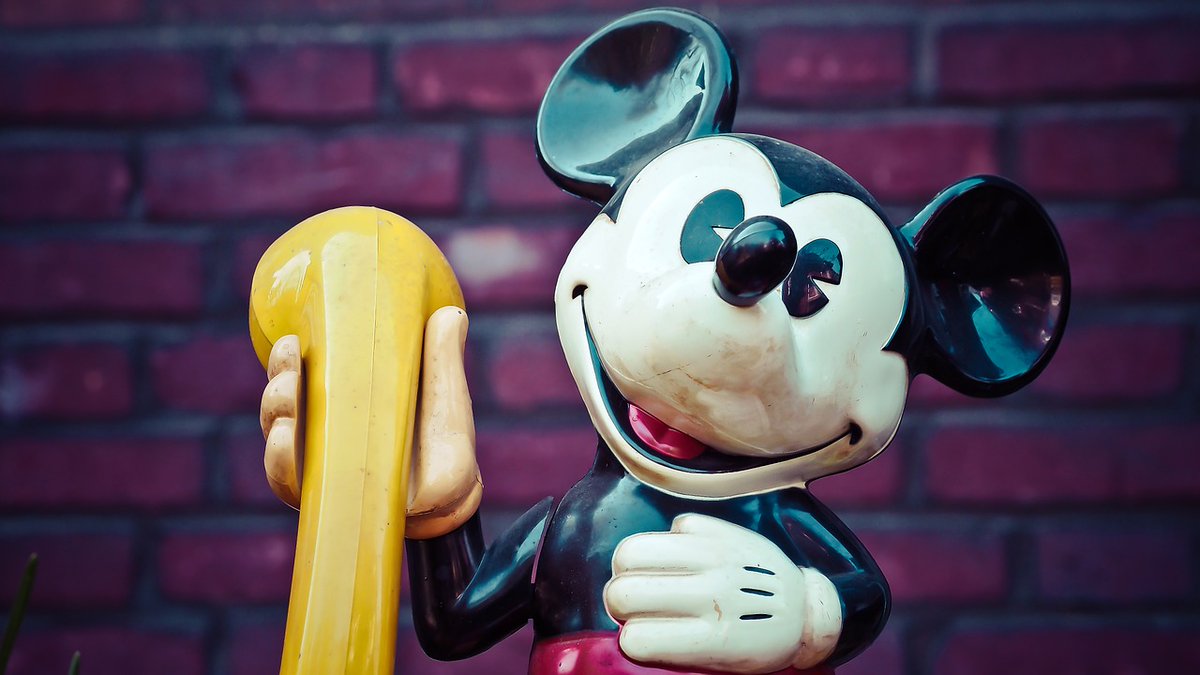 DMCUpstaged's tweet photo. Ever wonder why most older cartoon characters only have 4 fingers instead of 5? Simple! It was easier to animate back then! #animatetolife https://t.co/TTgYxq2enE