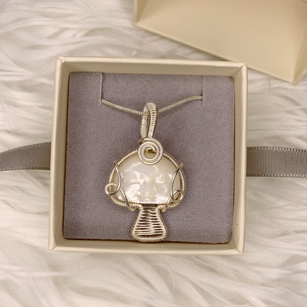 mildhippie's tweet photo. 🌚🍄 48 HR GIVEAWAY 🍄🌚

to enter:
• retweet &amp; follow me (@mildhippie)

extra entries:
• each friend tagged below counts as an extra entry 

Winner will receive this mother of pearl moon face mushroom pendant, handmade by me :) https://t.co/zokcgQXZW2