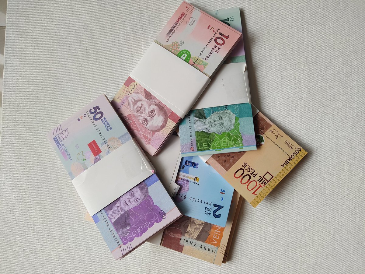 Mi serie Dinero Sucio 💵
Ediciones en venta. 
Contiene: 
Carpeta, 7 billetes de tamaño real y lupa. 

Quienes estén interesados pueden escribirme.