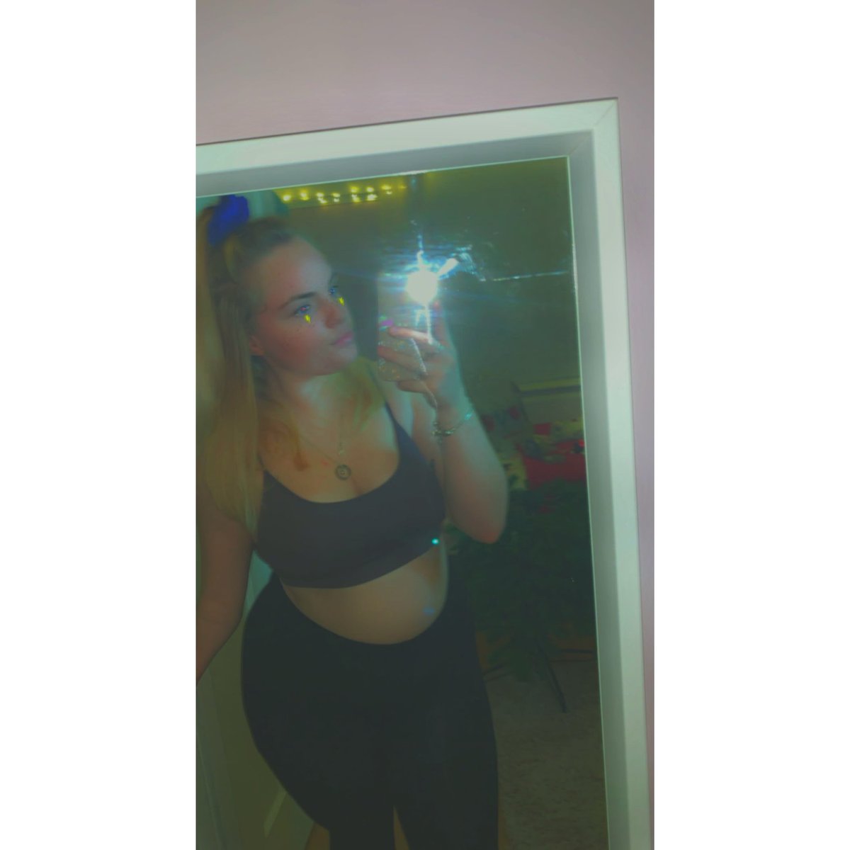 graceviolet_'s tweet photo. I used to take every opportunity i could get to hide my hand, even in mirror pictures i sent to my boyfriend but after ‘The Witches’ making limb difference a scary thing, and to hide it, i’m making my mark by becoming more confident in the beautiful lucky fin i have 💗 #NotAWitch https://t.co/EWCiGcDbY5