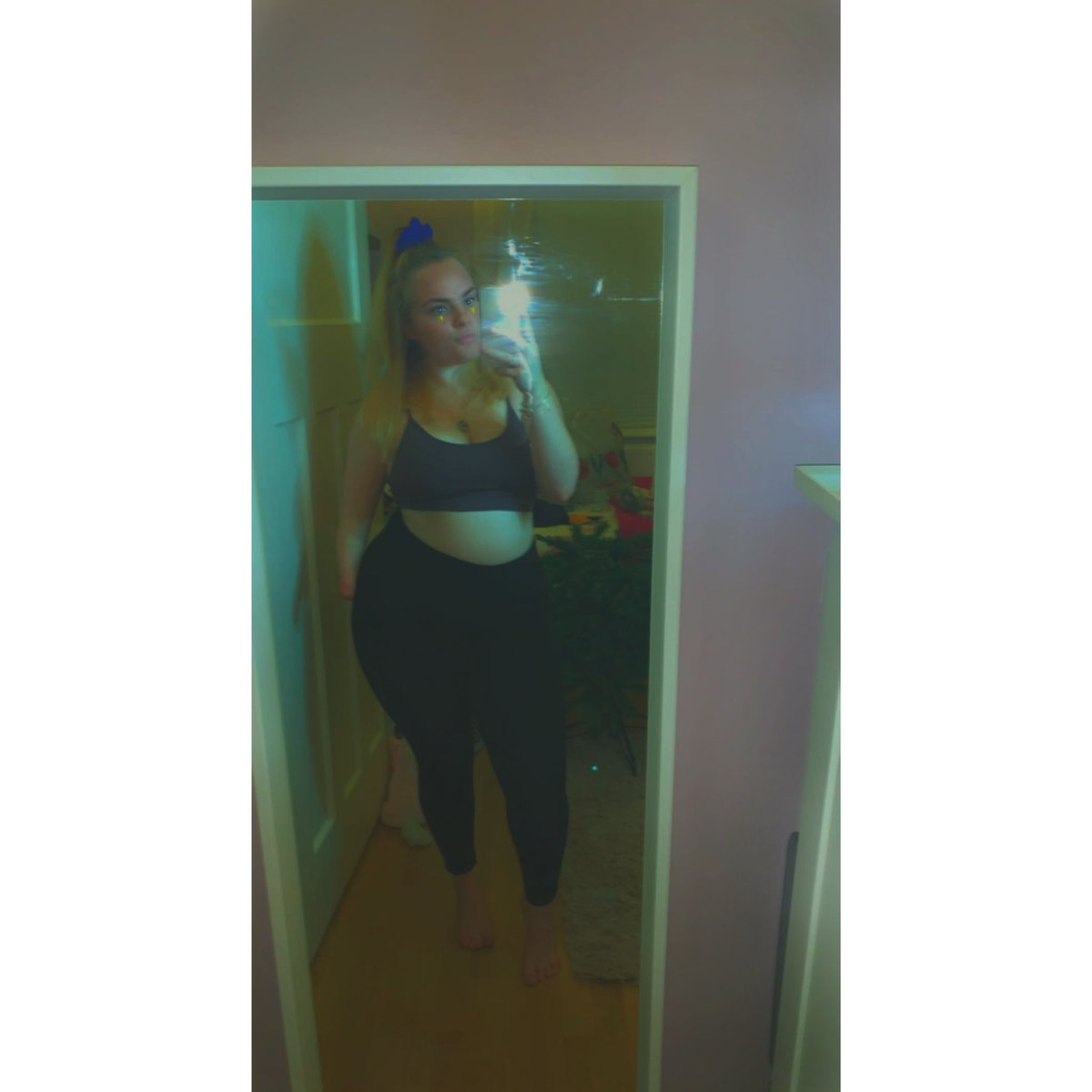 graceviolet_'s tweet photo. I used to take every opportunity i could get to hide my hand, even in mirror pictures i sent to my boyfriend but after ‘The Witches’ making limb difference a scary thing, and to hide it, i’m making my mark by becoming more confident in the beautiful lucky fin i have 💗 #NotAWitch https://t.co/EWCiGcDbY5