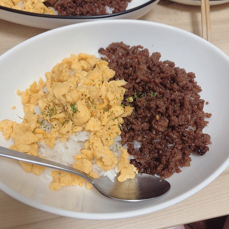 あっ昨日の正解はそぼろ丼だよ✨

見た目そんな良くないしお肉も硬くなったけど、味はめっちゃ美味しくて実は今からまたそぼろ丼作るの❤️😳笑

これめちゃ美味しくて簡単でオススメ！10分しないくらいで作り終わったよ💪🏽💕💕

#料理好き https://t.co/C3ckqC4G5L