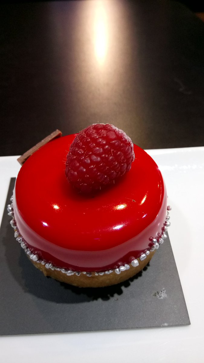 ランドクルーズ 公式 欧州発着周遊バスの旅 おやつタイムには少々早いですが バルセロナ で食べたケーキ色々 スィーツ というと フランス や オーストリア が注目されますが 素朴なものから 有名パティシエの 見目麗しいケーキまで