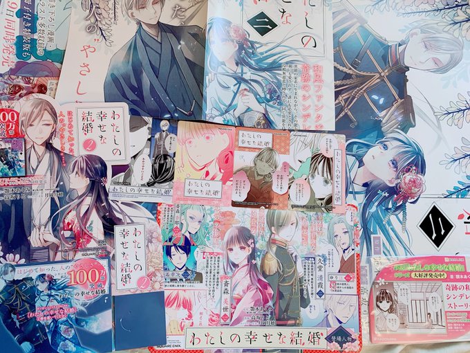 先日拡材や特典見本頂きました。一巻のときのも少し引っ張り出して撮影してみました。ポスターとにかく大きい…ので敷いています😅 