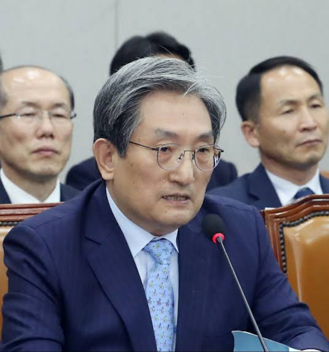 대통령 비서실장이 국회에서 

광화문집회에 나간 국민을 
'살인자'라며 고함을 쳤다

우한폐렴균을 최초에 묻혀온 
사람은 중공인이었고

이후 중공인 입국을 안막아서
우한폐렴이 창궐하고 있다

광화문 집회의 7명이
살인자라면

초기대처를 잘못해서
500여명을 사망케한 
찬탈정부는 살인공장이다