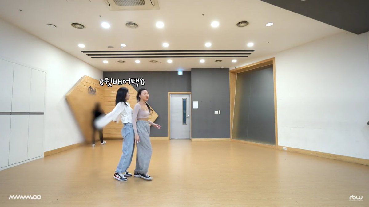 fReeTo_Dream's tweet photo. Wheein and Hwasa doin' it like it's just normal for them.
I mean, WHY? https://t.co/gyoHxiiuyG