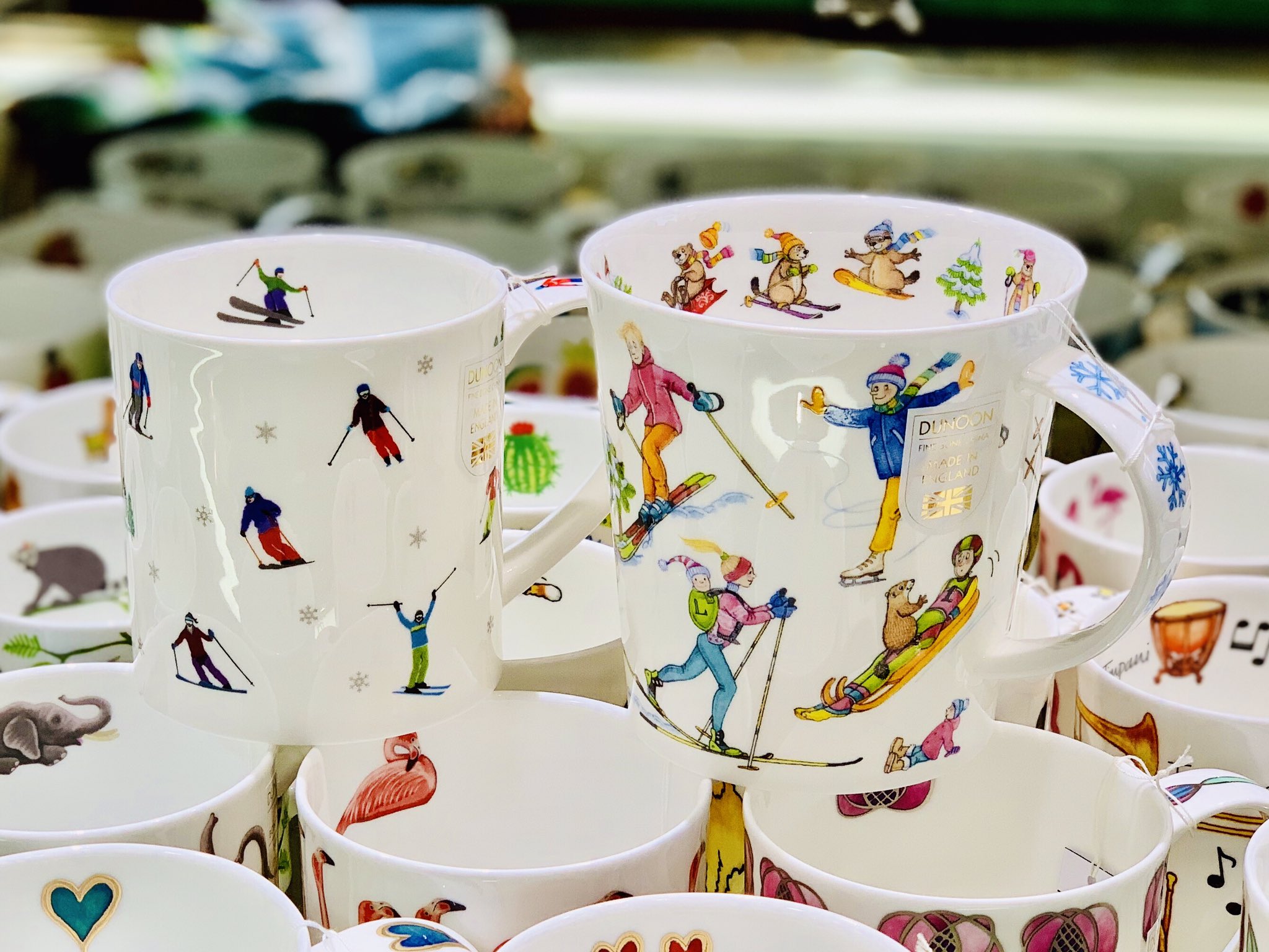 横浜元町 タカラダ 各地で初雪やスキー場オープンのニュースが聞かれるようになってきましたね 本格的なウィンタースポーツシーズンには少し早いですが スキー柄のマグカップ 2柄入荷してまいりました タカラダ 宝田商店 横浜元町 マグカップ 横浜元町 タカラダ 各地で初雪やスキー場オープンのニュースが聞かれるようになってきましたね 本格的なウィンタースポーツシーズンには少し早いですが スキー柄のマグカップ 2柄入荷してまいりました タカラダ 宝田商店 横浜元町 マグカップ