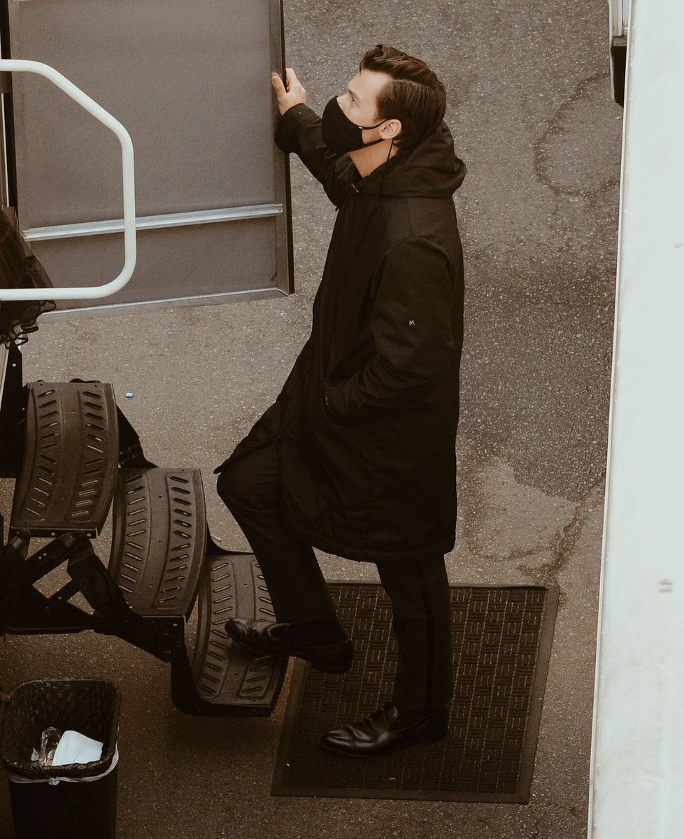 harrymoonchild's tweet image. I think we can all agree on harry styles on the set of don't worry darling.