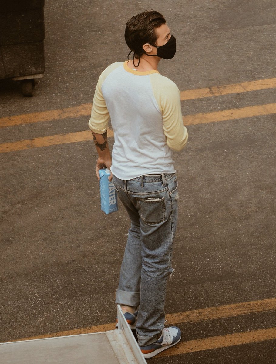 harrymoonchild's tweet image. I think we can all agree on harry styles on the set of don't worry darling.