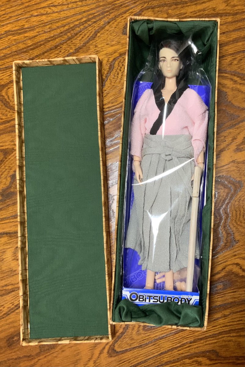 Mym M デッドエンドを箱推し 箱入り息子を文字通り箱入りにするべく作り始めた箱 完成 道中であちこちぶつけられても多少は大丈夫なように中の布部分は割とふっくら仕様 紐飾りがあわじ結びなのは偶然なのだけど そー言やどーゆー意味だったかと調べて