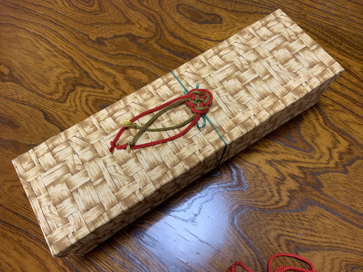 Mym M デッドエンドを箱推し 箱入り息子を文字通り箱入りにするべく作り始めた箱 完成 道中であちこちぶつけられても多少は大丈夫なように中の布部分は割とふっくら仕様 紐飾りがあわじ結びなのは偶然なのだけど そー言やどーゆー意味だったかと調べて