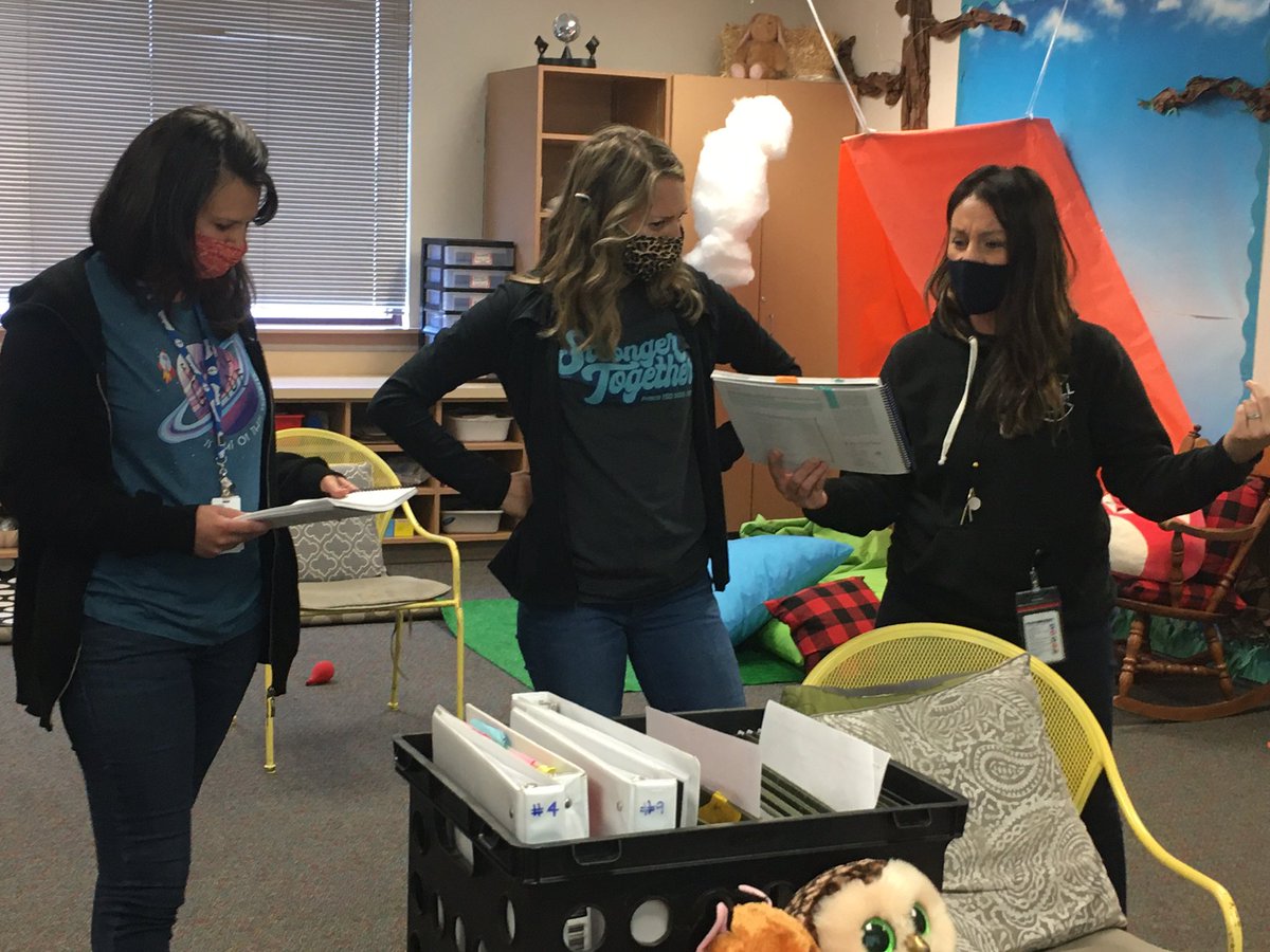 team_4th's tweet photo. Amazing collaboration happened here! @CarrollFISD   #actingout #modeling #thinkingaloud #elar4thgrade #StrongerTogether https://t.co/qEvC2SyLo7