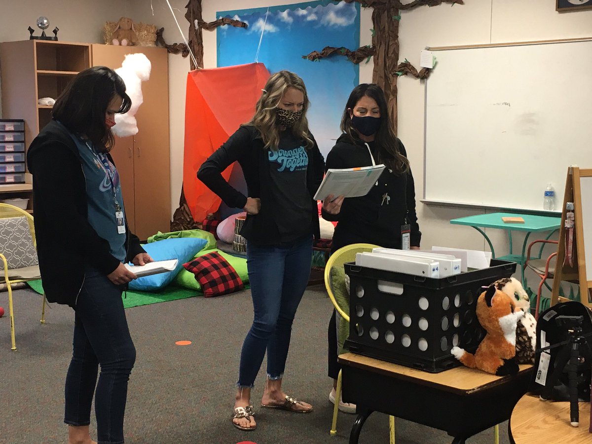 team_4th's tweet photo. Amazing collaboration happened here! @CarrollFISD   #actingout #modeling #thinkingaloud #elar4thgrade #StrongerTogether https://t.co/qEvC2SyLo7