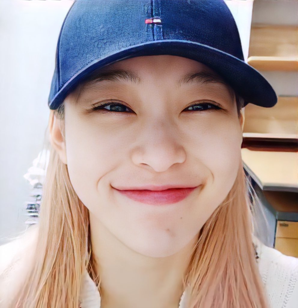A thread of Gahyeons smile because it never fails to make me happy