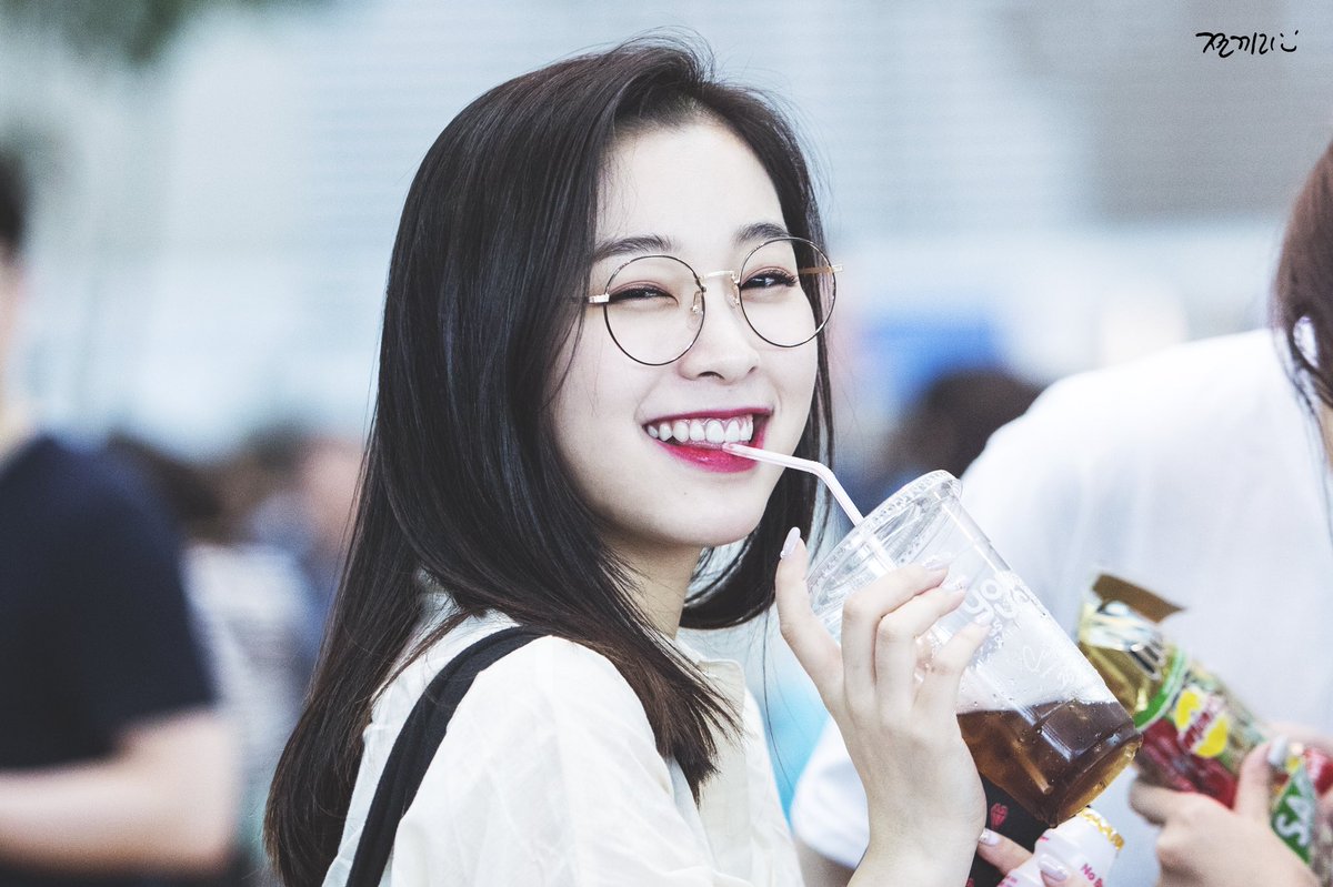 A thread of Gahyeons smile because it never fails to make me happy