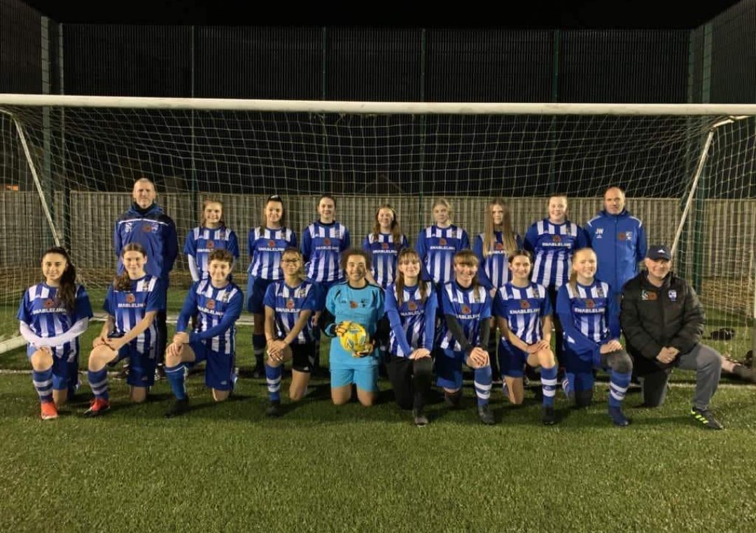 U18City's tweet photo. @U18City Belles Last training session tonight before lockdown, a nice team photo wearing the Poppies. #RemembranceDay #LestWeForget https://t.co/2pVH5FaoxI