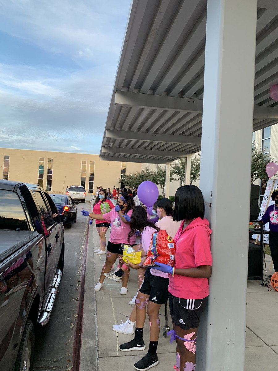 MargieP2015's tweet photo. Reverse Homecoming Parade at Mac!!! https://t.co/AAzTUkUFYG