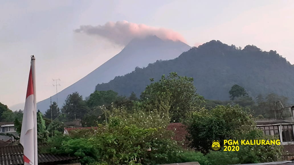 BPPTKG's tweet photo. 06:26 Via PGM.Kaliurang visual #Merapi berkabut, cuaca berawan, suhu udara 21.0 ยฐC, kelembaban 75 %rh, pressure 919.0 hpa, angin perlahan ke barat.
#statuswaspada https://t.co/IIMshRkOWG