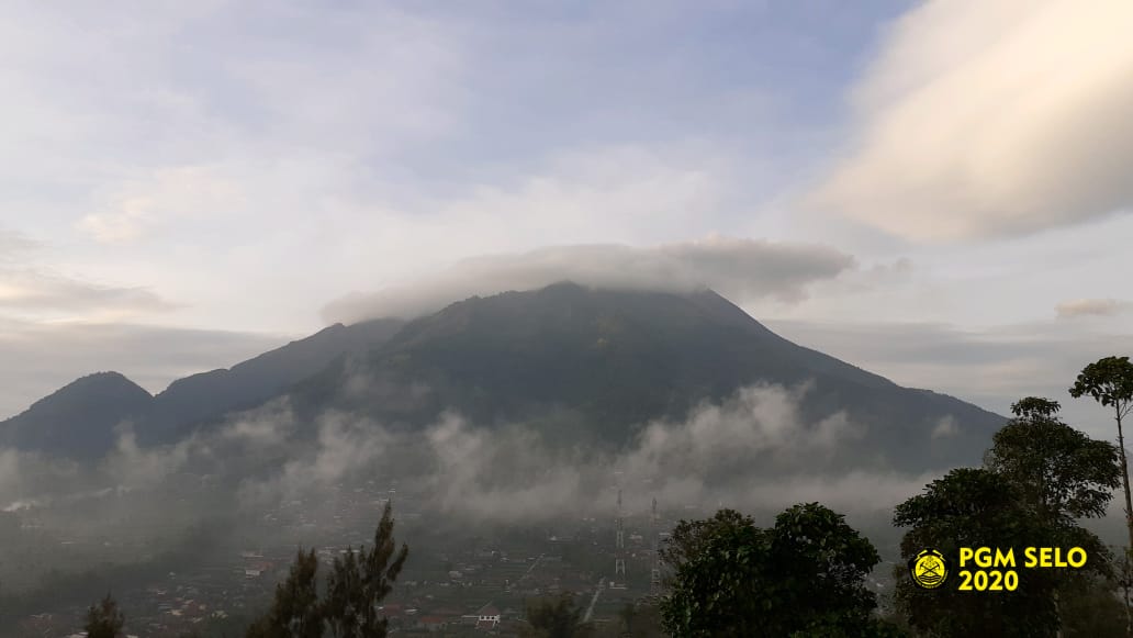 BPPTKG's tweet photo. Via PGM.Selo visual #Merapi berkabut, suhu udara 14.0 ยฐC, kelembaban 76 %rh, tekanan udara 837.6 hpa, angin perlahan ke barat.
#statuswaspada https://t.co/JKmOfT8Qgk
