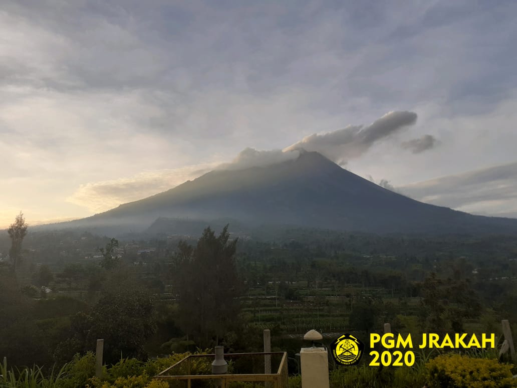 BPPTKG's tweet photo. Via PGM.Jrakah visual #Merapi berkabut, suhu udara 19.0 ยฐC, kelembaban 88 %rh, pressure 759.0 hpa, angin perlahan dari timur.
#statuswaspada https://t.co/d3Pri8tx3t