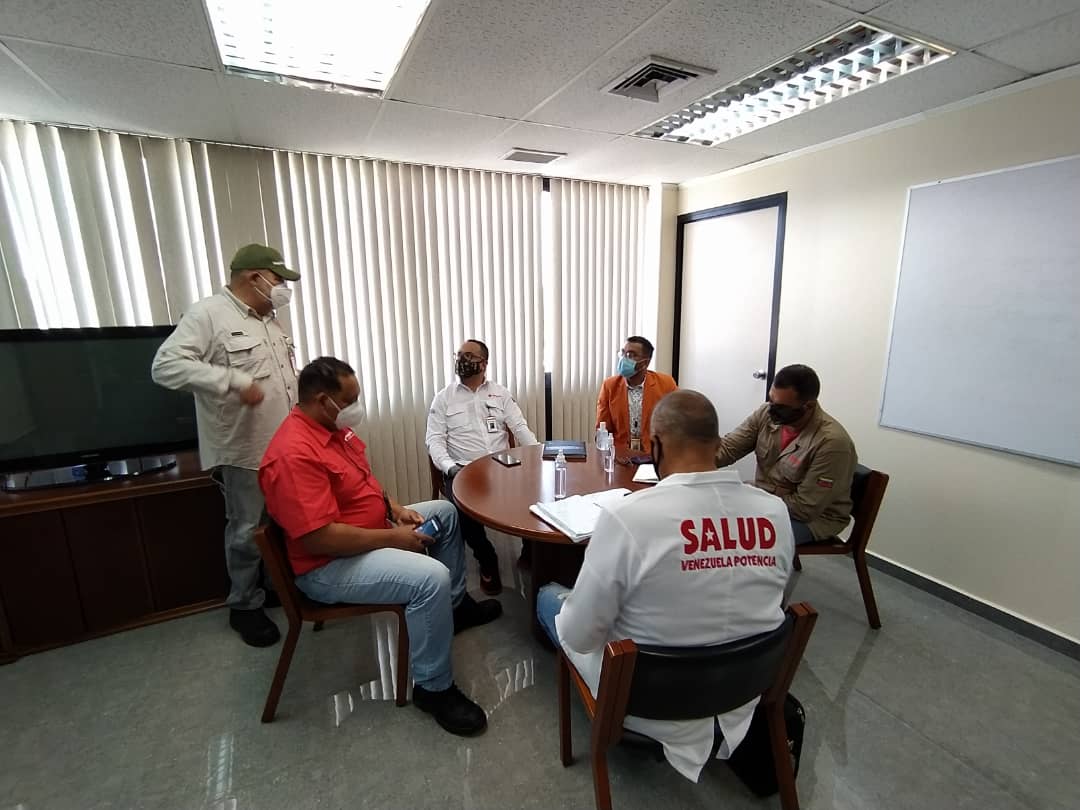 FidelidadACuba's tweet photo. En el marco del enfrentamiento al Covid-19 autoridades, trabajadores y la Misión Médica Cubana conforman Brigada de Contención al virus en el Complejo Petroquímico José Antonio Anzoáteguí #AlianzaProductivaActiva @TellecheaRuiz @CptPqv @sergioarias3 @douglasavila644 @JulitoVenCub https://t.co/pYg7cNH3fD