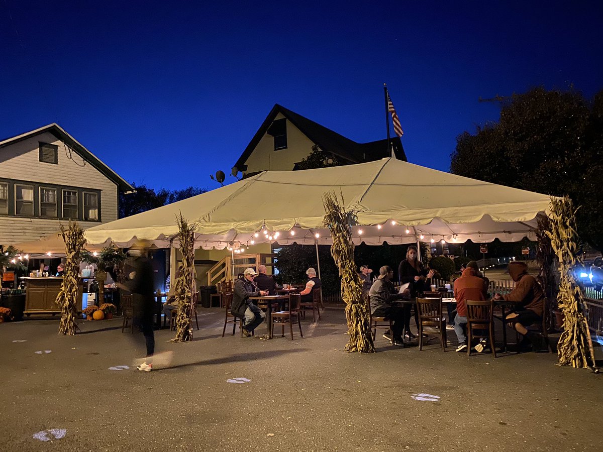 CookeCapeMay's tweet photo. Outdoor dining #capemay no television just #chickenwings #cview https://t.co/vbe7p1Uvld