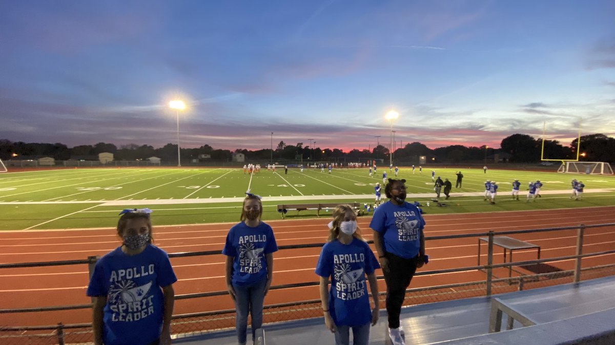 MuirDrama's tweet photo. Panther night lights. But make it a Wednesday. #apollogearup #spiritleaders #GoPanthers https://t.co/33pkWpuQ6z