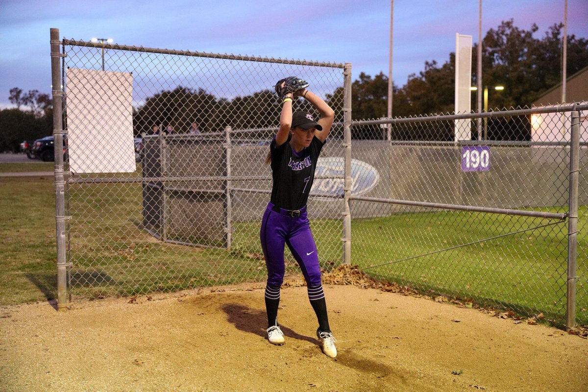 TarletonSB's tweet photo. Picture perfect night for some softball π₯ πΈ
#TexanNation | #WinnerTakesFall https://t.co/hMkUnYSenc