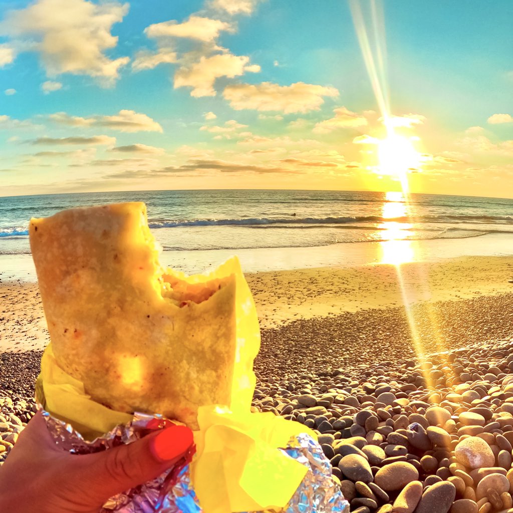 ChristineLozada's tweet photo. In case you need a #sunset and a #burrito... well, here ya go. https://t.co/1nvc9yjlRb