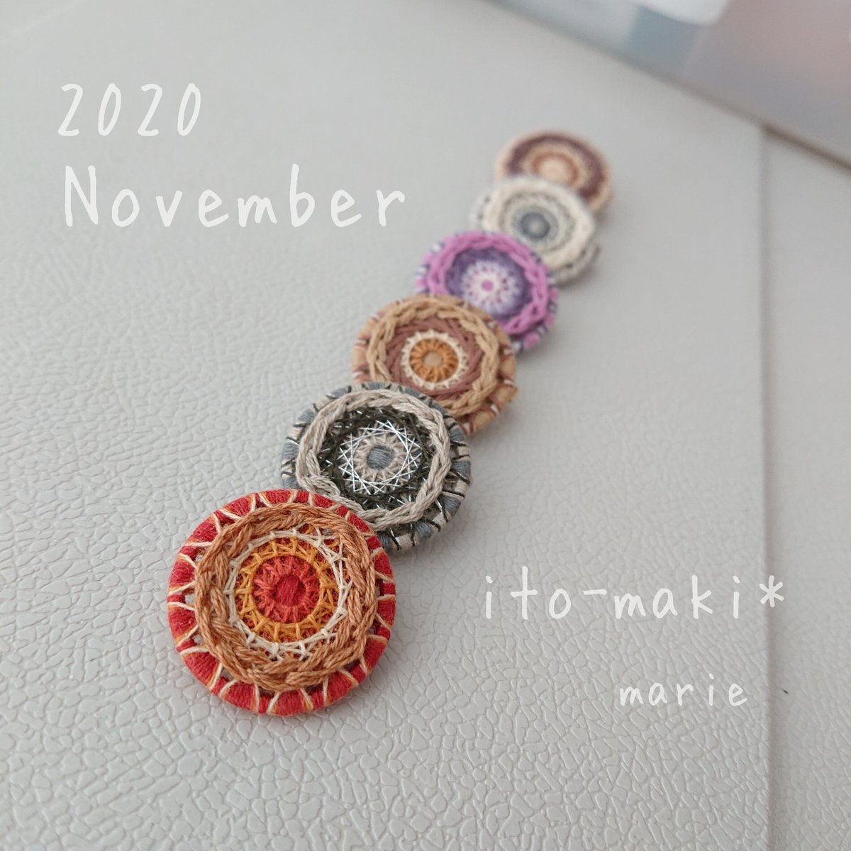 mari_makko's tweet photo. 増えてます。増やします。もこもこ(*´-`)
#ハンドメイドブローチ #temaricious #エンゼルキング https://t.co/eIS8bTI50O