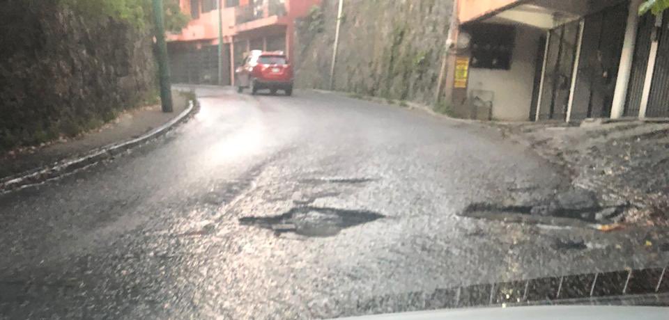 Gato_Samm's tweet photo. #Cuernavaca esta fuga lleva años junto con los hoyos los cuales ya han provocado choques y varias llantas ponchadas! Calzada De Los Reyes colonia Tetela Del Monte ¿Quien lo podrá reparar? @CuernavacaGob @SAPACCuernavaca https://t.co/IHQCoWx0pz