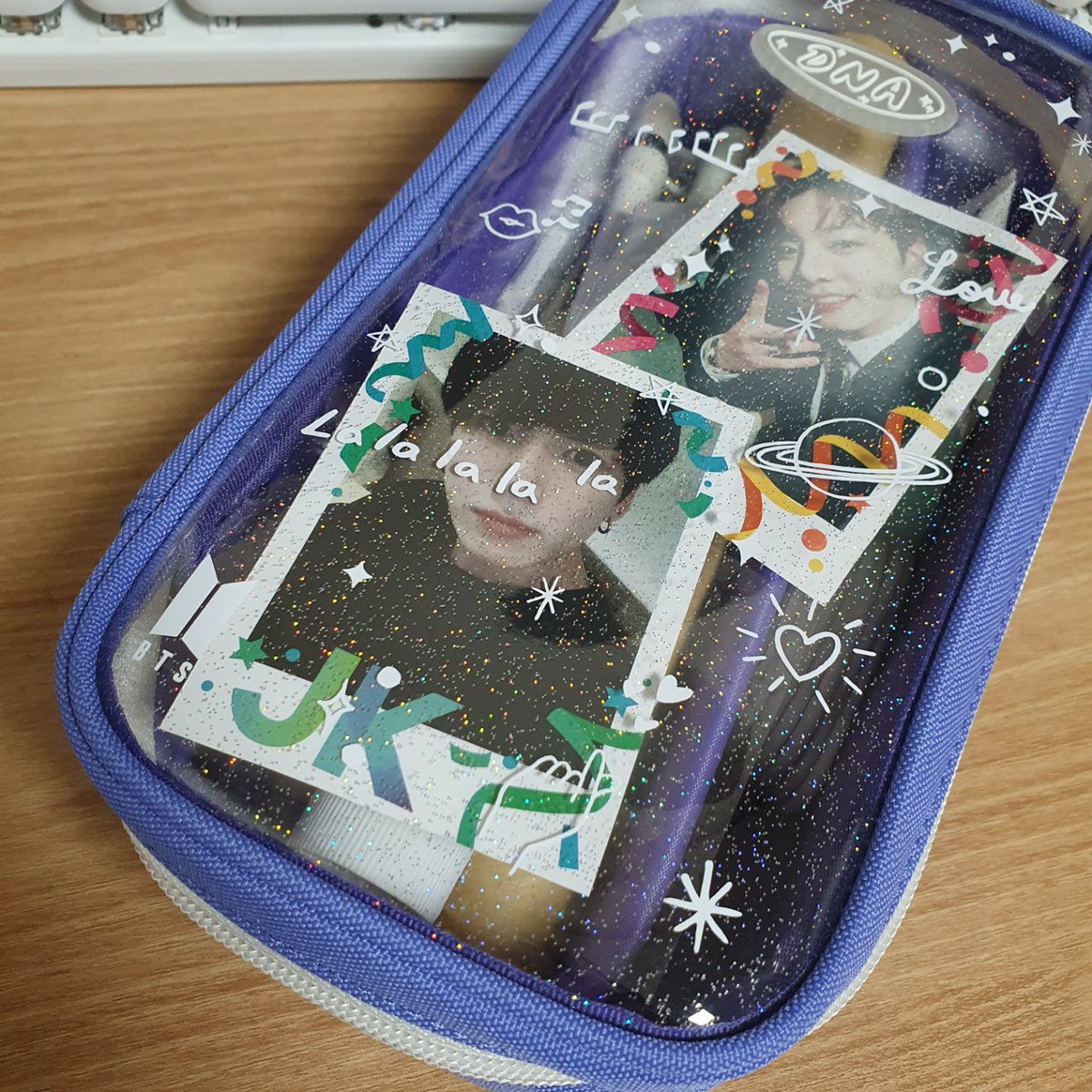 내 파우치속에 우리정구기ㅠㅠㅠㅠㅠㅠㅠㅠㅠ
 
💜KOR : 11st.kr/&B5iSX2
💜ENG : 11st.kr/!B5rnJQ

본 제품은 정식라이선스 계약을 통하여 제작한 정품입니다.
#BTS #방탄소년단 #DNA #BTSDNA

#멀티파우치 #화장품파우치