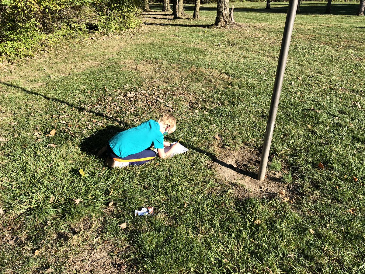 becksbunch3's tweet photo. We read about scientists William Beebe and John James Audubon who were naturalists and like to observe their environment.  Students then went outside to observe and take notes about their surroundings.  @RidgewoodES https://t.co/1aRnLEqfe6