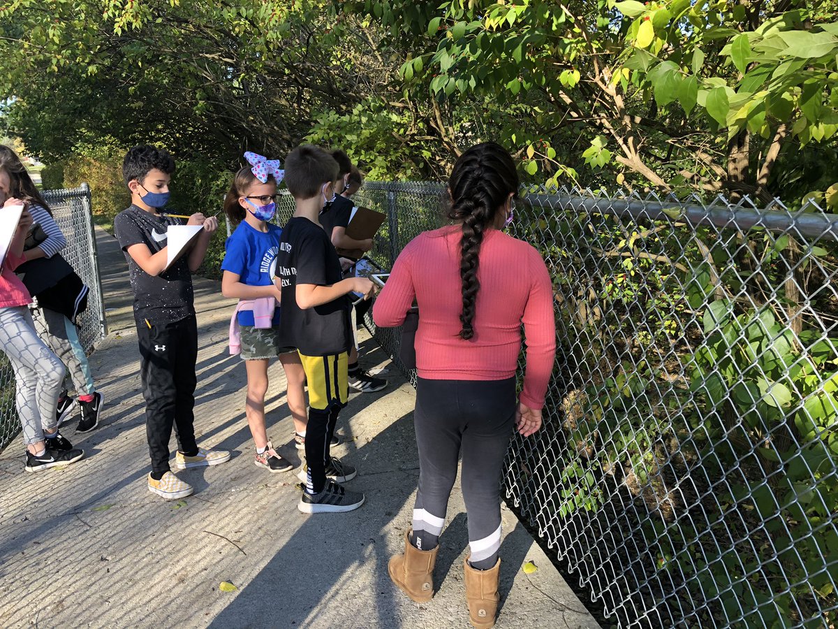 becksbunch3's tweet photo. We read about scientists William Beebe and John James Audubon who were naturalists and like to observe their environment.  Students then went outside to observe and take notes about their surroundings.  @RidgewoodES https://t.co/1aRnLEqfe6