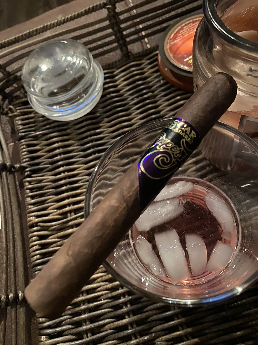 damem213's tweet photo. Mid week sample. The Super Fly #oscarvalladares @ovcigars #cigar #cigarfanatics #cigaroftheday #cigarlifestyle #cigarofthenight #superflycigar https://t.co/gL2b3Dv89S