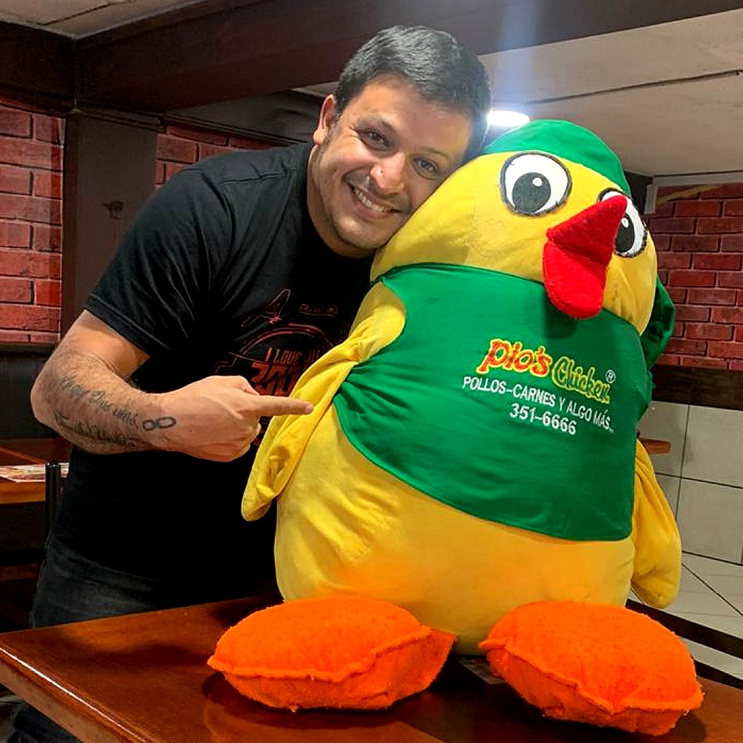 pios_chicken's tweet photo. #PiosFriends
El #PolloPios junto al siempre ocurrente @ELSEIJITAS de La Banda del Chino. Muchas gracias por tanto cariño y preferencia. !!!! 🐥😍 https://t.co/ardkqy325g