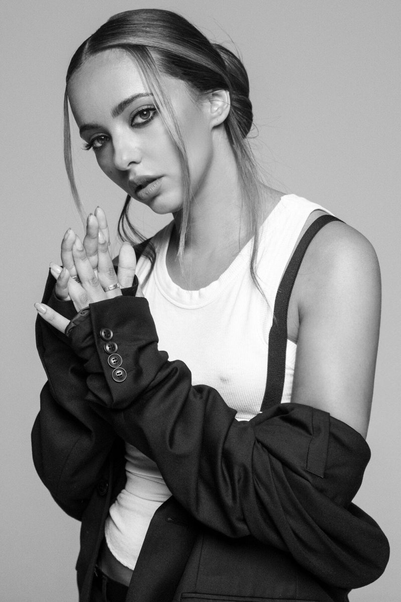 Pendejabril's tweet photo. En esta casa se cree en la supremacía de Jade Thirlwall https://t.co/flFb98pORk