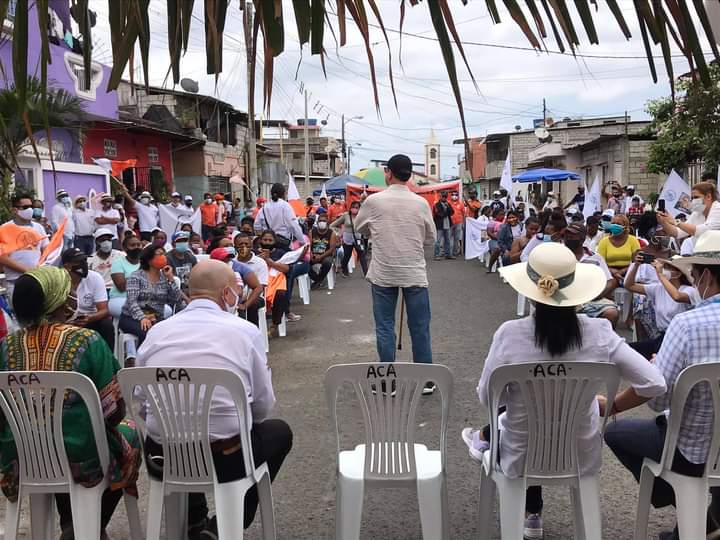 MEPlus05's tweet photo. 🔴 Hoy estuvimos acompañando a @rabascallcarlos en un recorrido en el sector de las #Malvinas en Guayaquil, donde tuvo un caluroso recibimiento por parte de los habitantes de este pupoloso sector. Quedó demostrado que todos son #Uno ☝🏻🧡

#ArauzRabascall
#MovimientoPlus https://t.co/kl80NJjLED