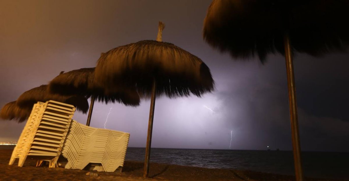 DiarioSUR's tweet photo. ☔ #alertaMLG 
📸 Las fotos más espectaculares de una #Málaga en aviso naranja por fuertes lluvias. Con @borisalas ➡️ https://t.co/CMVUcdbKt5 https://t.co/BV8xwANd4R