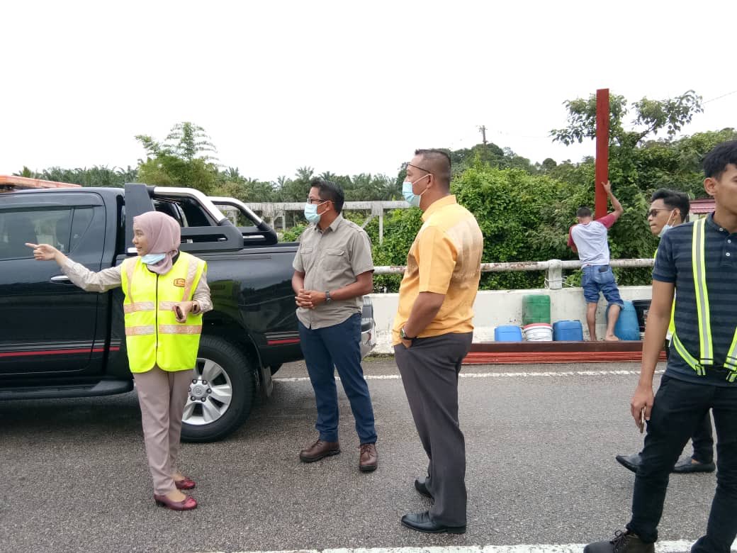 JkrRembau's tweet photo. Kejadian banjir di Jalan Persekutuan Lubok China-Port Dickson semalam(4.11)..JKR Rembau membuat pemantauan &amp; rondaan di samping membantu murid sekolah menyeberang utk pulang ke rumah...sambil bertugas kita beramal @JKRMalaysia @JKRNS @MOWorks https://t.co/dqIcj9me4K