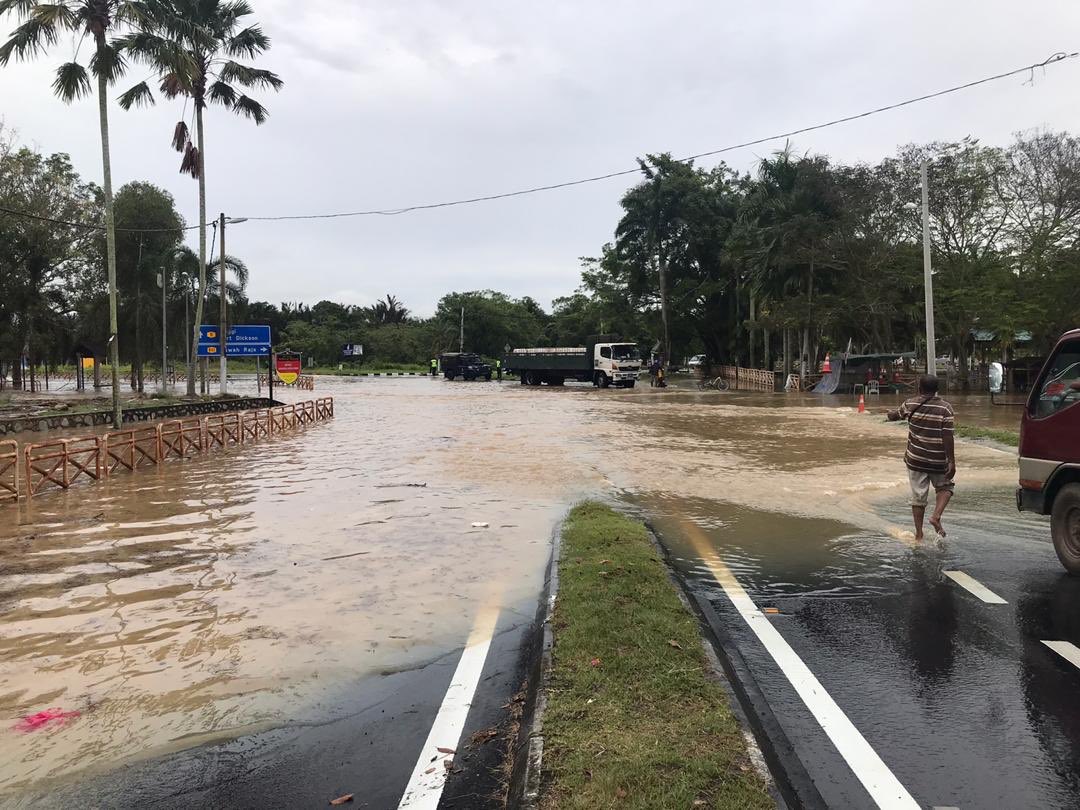 JkrRembau's tweet photo. Kejadian banjir di Jalan Persekutuan Lubok China-Port Dickson semalam(4.11)..JKR Rembau membuat pemantauan &amp; rondaan di samping membantu murid sekolah menyeberang utk pulang ke rumah...sambil bertugas kita beramal @JKRMalaysia @JKRNS @MOWorks https://t.co/dqIcj9me4K
