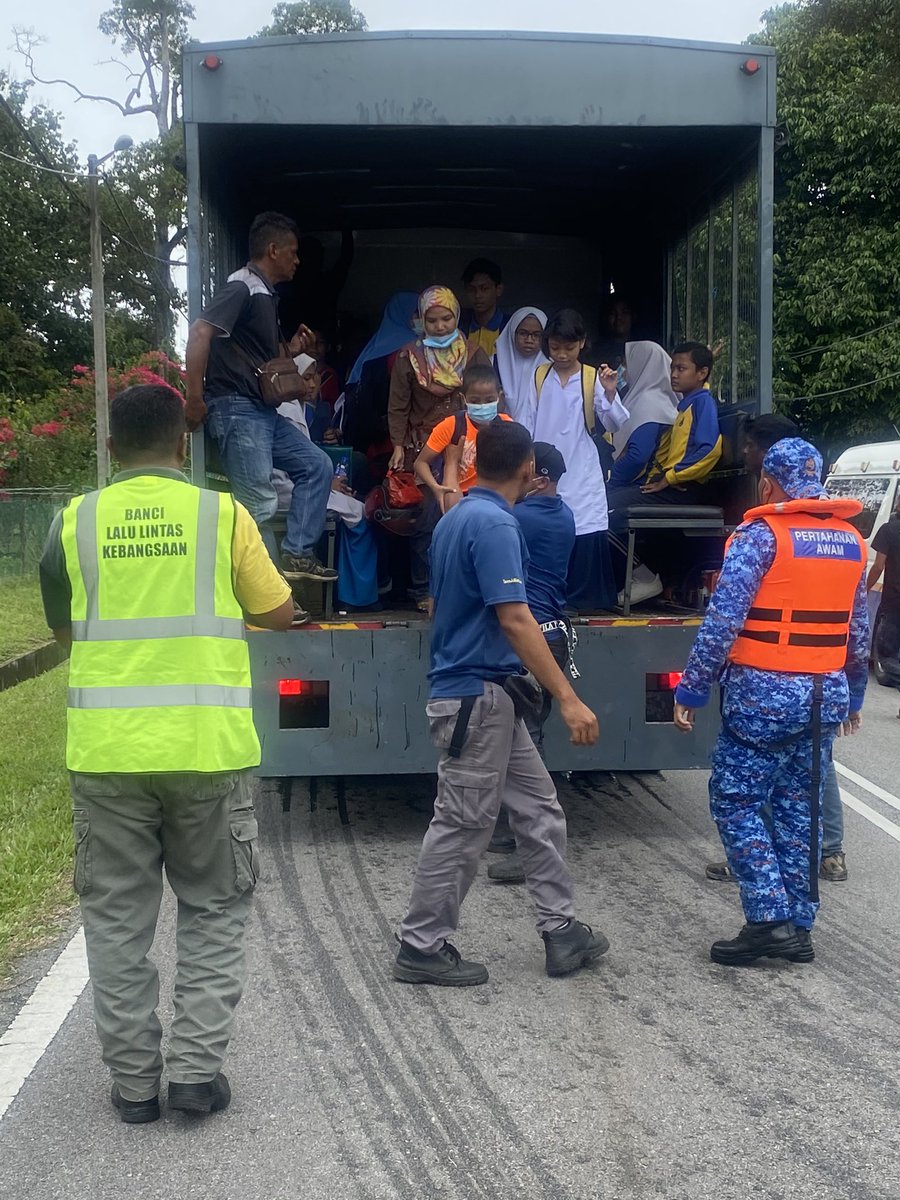 JkrRembau's tweet photo. Kejadian banjir di Jalan Persekutuan Lubok China-Port Dickson semalam(4.11)..JKR Rembau membuat pemantauan &amp; rondaan di samping membantu murid sekolah menyeberang utk pulang ke rumah...sambil bertugas kita beramal @JKRMalaysia @JKRNS @MOWorks https://t.co/dqIcj9me4K