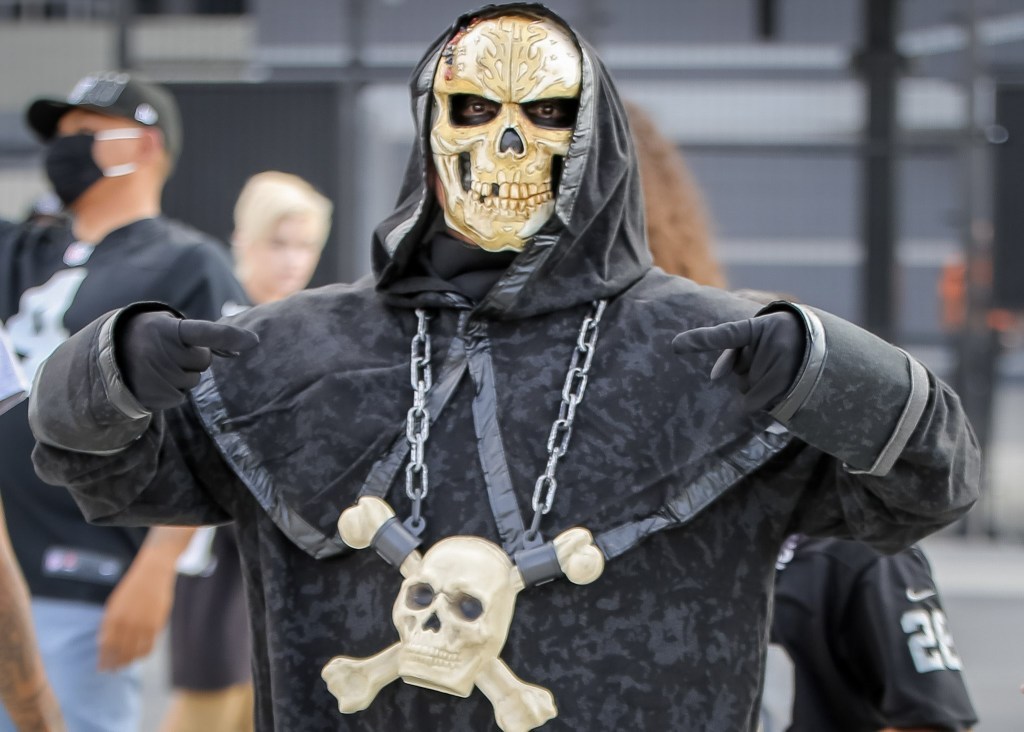 teammktgreport's tweet photo. NFL @FanCostIndex® now available!

@Raiders rocket to top in Vegas; @Chargers drop with new #fancentric ticket pricing

Pandemic delivering nearly $2.8B hit on gross gameday fan revenues #GGFR #NFLFCI #TicketPrices #SportsBiz
(Fan 📸: @LVSportsBiz)
https://t.co/noGvQCn0uf https://t.co/YCyyp6ExCV