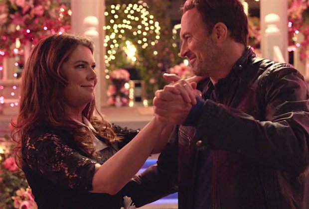 crazyGGlady's tweet photo. 5th November - what comes to mind? Bonfire night? The start of another lockdown? The election chaos continuing?

Nope! GG fans know it's Lorelai and Luke's 4th anniversary ❤️🥰

#LorelaiGilmore #LukeDanes #gilmoregirls #javajunkie #reflectinglight https://t.co/wpbjjrLdba
