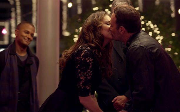 crazyGGlady's tweet photo. 5th November - what comes to mind? Bonfire night? The start of another lockdown? The election chaos continuing?

Nope! GG fans know it's Lorelai and Luke's 4th anniversary ❤️🥰

#LorelaiGilmore #LukeDanes #gilmoregirls #javajunkie #reflectinglight https://t.co/wpbjjrLdba