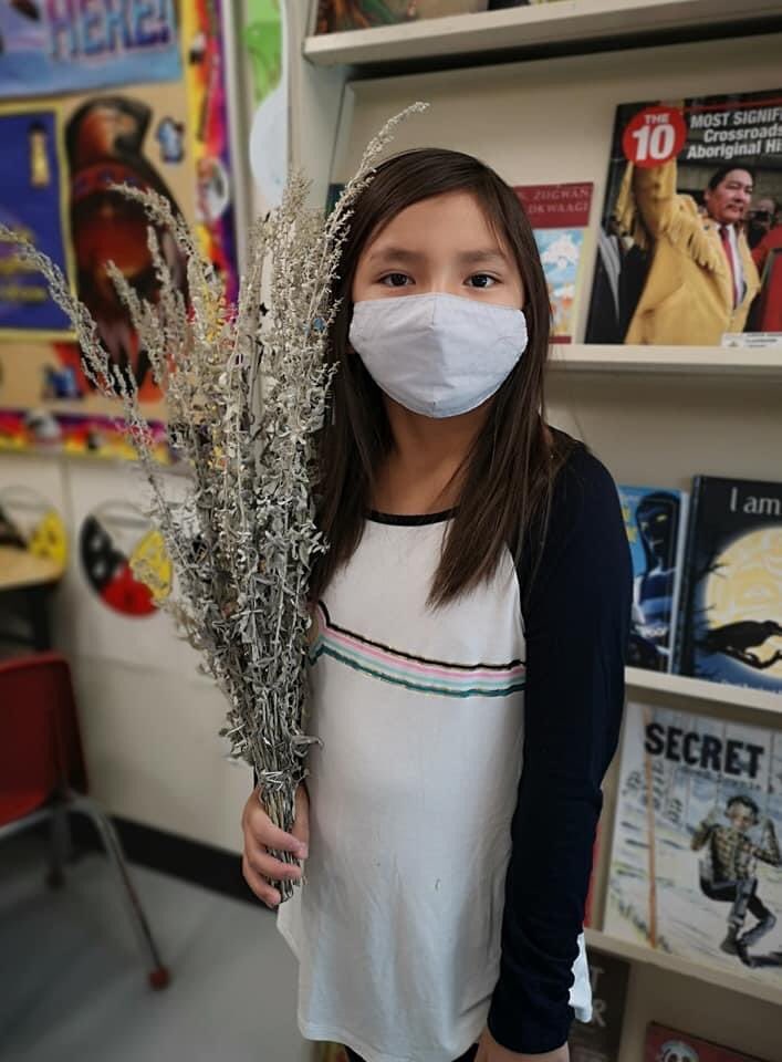 StDavidDragons's tweet photo. Today our Ojibwe Language class started to dry their sage. Miigwech to Will Morin for supporting our students hands on learning and Mrs. Fielding for welcoming knowledge keepers into the lives of our students. #TreatiesRecognitionWeek @IndigenousSCDSB https://t.co/3uJFVlqCfQ