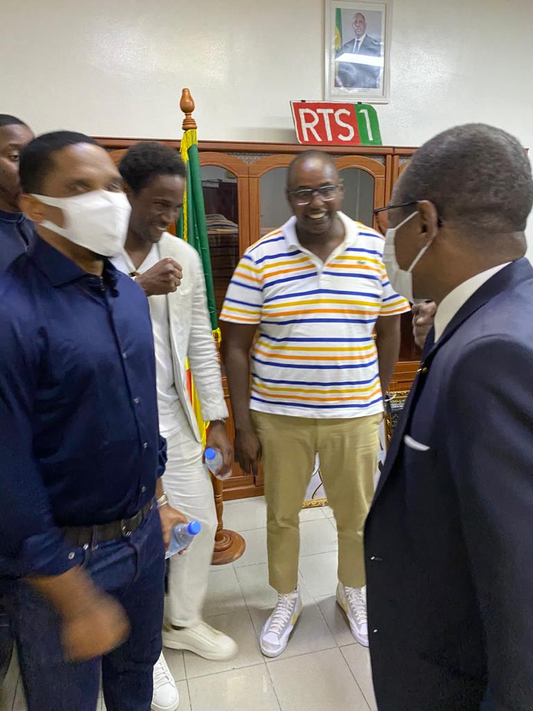 RTS1_Senegal's tweet photo. Le Directeur Général Racine Talla a reçu @setoo9. Des projets en perspective avec le quadruple ballon d'Or.
#Sénégal #rtssenegal https://t.co/B2sBhwkPT5