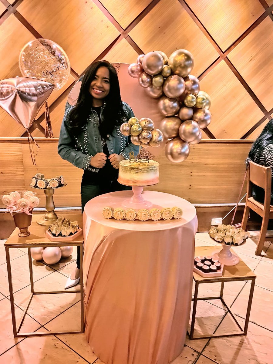 vaneysecantora's tweet photo. E ontem foi dia de soprar as velinhas 🎂🎂🎂❤❤❤ Obrigada por mais um ano de vida meu Deus 🥰 https://t.co/7kQHRcc9lp